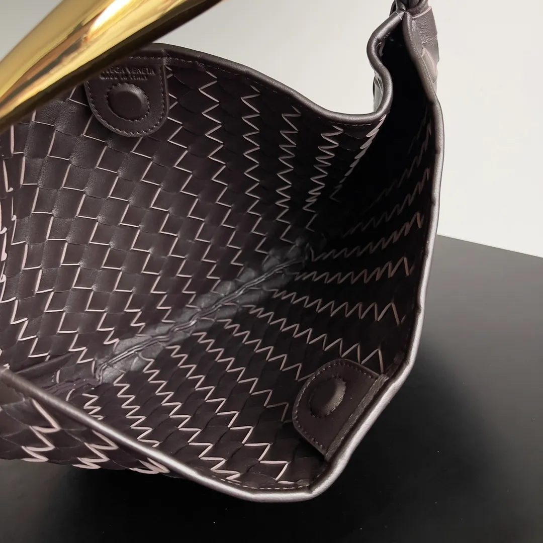 Batch 1760, ready for sale. Inspired by the 20th century modern sculptor Brancusi's work "Birds in the Sky". Muse brass handles, unique craftsmanship, make each handle unique, thus reflecting the precious sense of sculpture. Carrying Sardine in hand creates a high-end and modern look! The Sardine handbag uses Intrecciato weaving to highlight the inheritance of the brand's craftsmanship. The handle design forms a strong contrast and presents an artistic design concept. The finishing of the Muse brass decorative layer is completed by multiple processes. The exquisite craftsmanship makes each handle unique. Style number: 7468 Size: 33*3*24cm